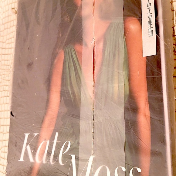 Kate Moss Vogue British UK Edition January 2021 - Picture 11 of 13